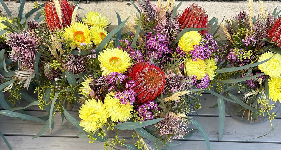 Colourful tablecentre florals 